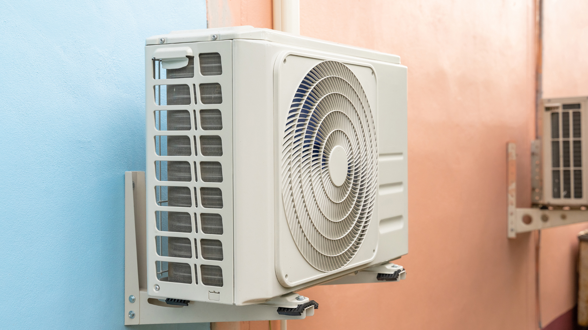 Airco laten spuiten: de slimme manier om een buitenunit mooi weg te werken