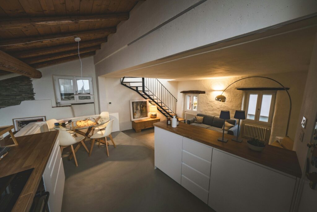 Woonbeton in huis: de rustige basis die elk interieur sterker maakt
